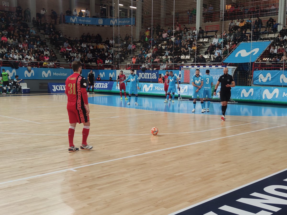 ElPozoMurcia_FS's tweet photo. Min 18| 1-0| Falta peligrosa a favor pero la despeja la defensa local 

#IntervsElPozo #Clásico https://t.co/uSsvinoZKx