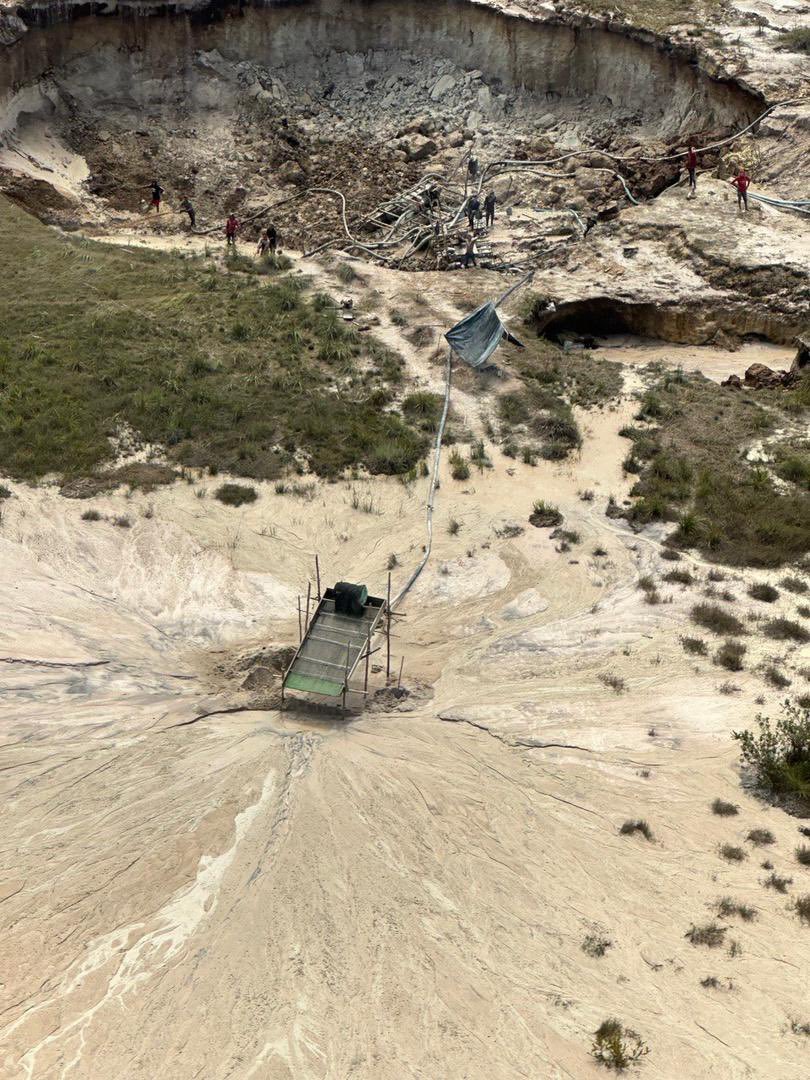 CEOFANBVE's tweet photo. 🔁RT || GJ @dhernandezlarez: Serán destruidas todas las estructuras e intervenidos legalmente todos los grupos delincuenciales armados que arbitrariamente practican la minería ilegal en el Parque Nacional Canaima. #OperaciónRoraima2022 #NavidadÉpocaDeReencuentro #FANB🇻🇪 #CEOFANB https://t.co/gtTCQTW7XE