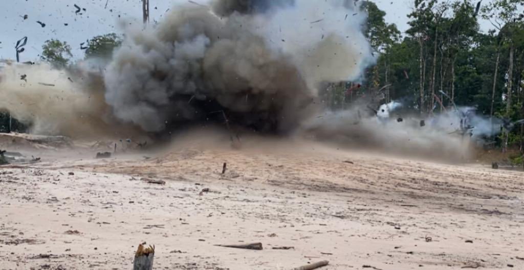 CEOFANBVE's tweet photo. 🔁RT || GJ @dhernandezlarez: Serán destruidas todas las estructuras e intervenidos legalmente todos los grupos delincuenciales armados que arbitrariamente practican la minería ilegal en el Parque Nacional Canaima. #OperaciónRoraima2022 #NavidadÉpocaDeReencuentro #FANB🇻🇪 #CEOFANB https://t.co/gtTCQTW7XE