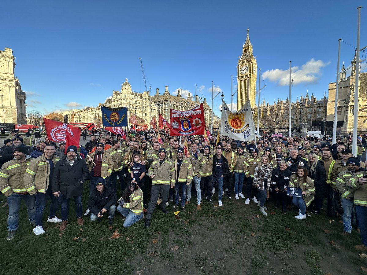 SOLIDARITY 

🚒🚒🚒

@firebrigadesunion rally at parliament today.

Photo shows some of the Essex contingent present.

Fair pay or a fire strike.

🔥🔥🔥

#solidarity #union #firefighters #firefighter #team #teamwork #fbu #firebrigade #firebrigadesunion #london #parliament #photo