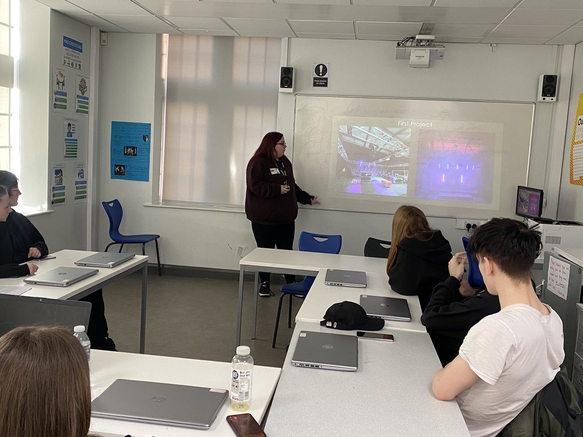HHCPerformingAr's tweet photo. It was a pleasure to have our @hopwoodhall alumni Holly Birbeck come in today to speak to our L3y2 learners about her time so far at Uni studying stage management &amp; the industry work she has already done! 🎭Thank you and well done Holly. https://t.co/72eksoSAS8