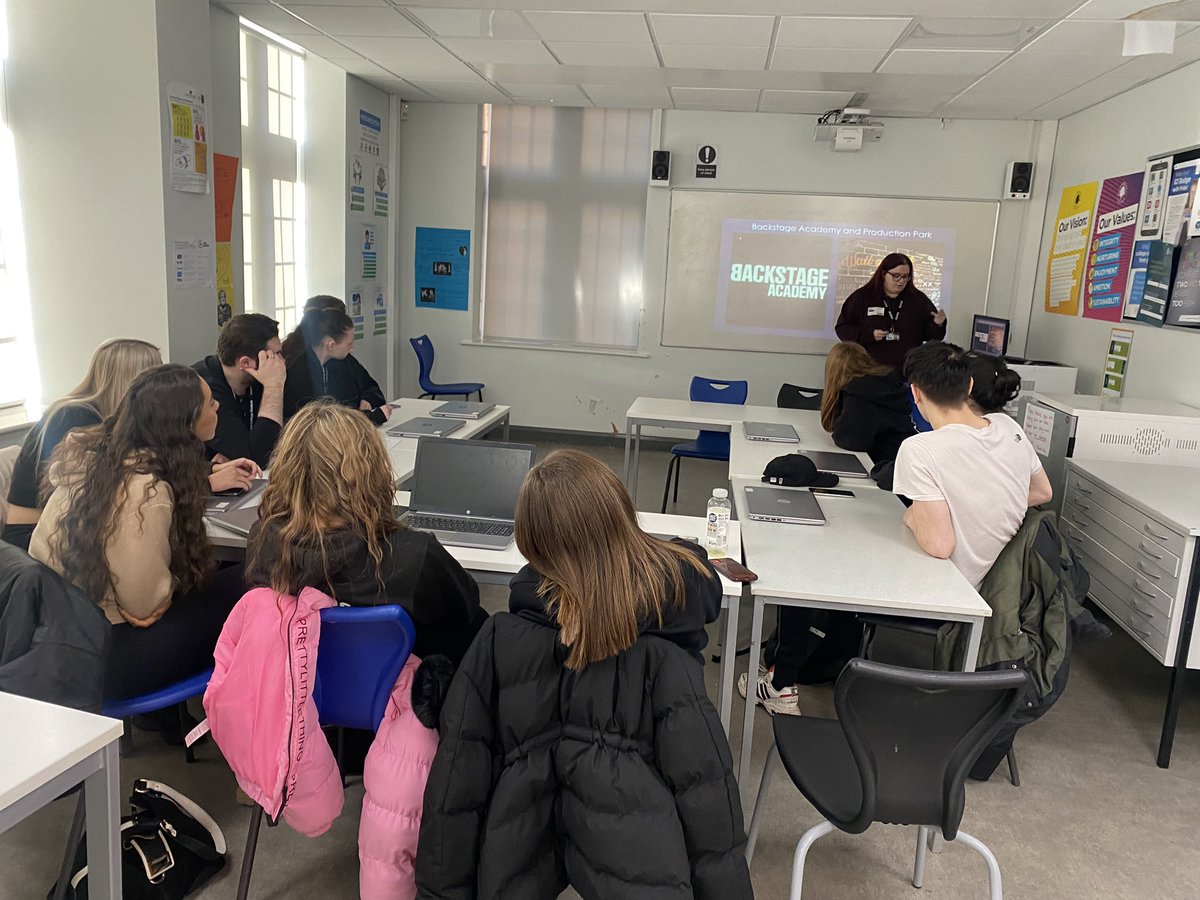 HHCPerformingAr's tweet photo. It was a pleasure to have our @hopwoodhall alumni Holly Birbeck come in today to speak to our L3y2 learners about her time so far at Uni studying stage management &amp; the industry work she has already done! 🎭Thank you and well done Holly. https://t.co/72eksoSAS8