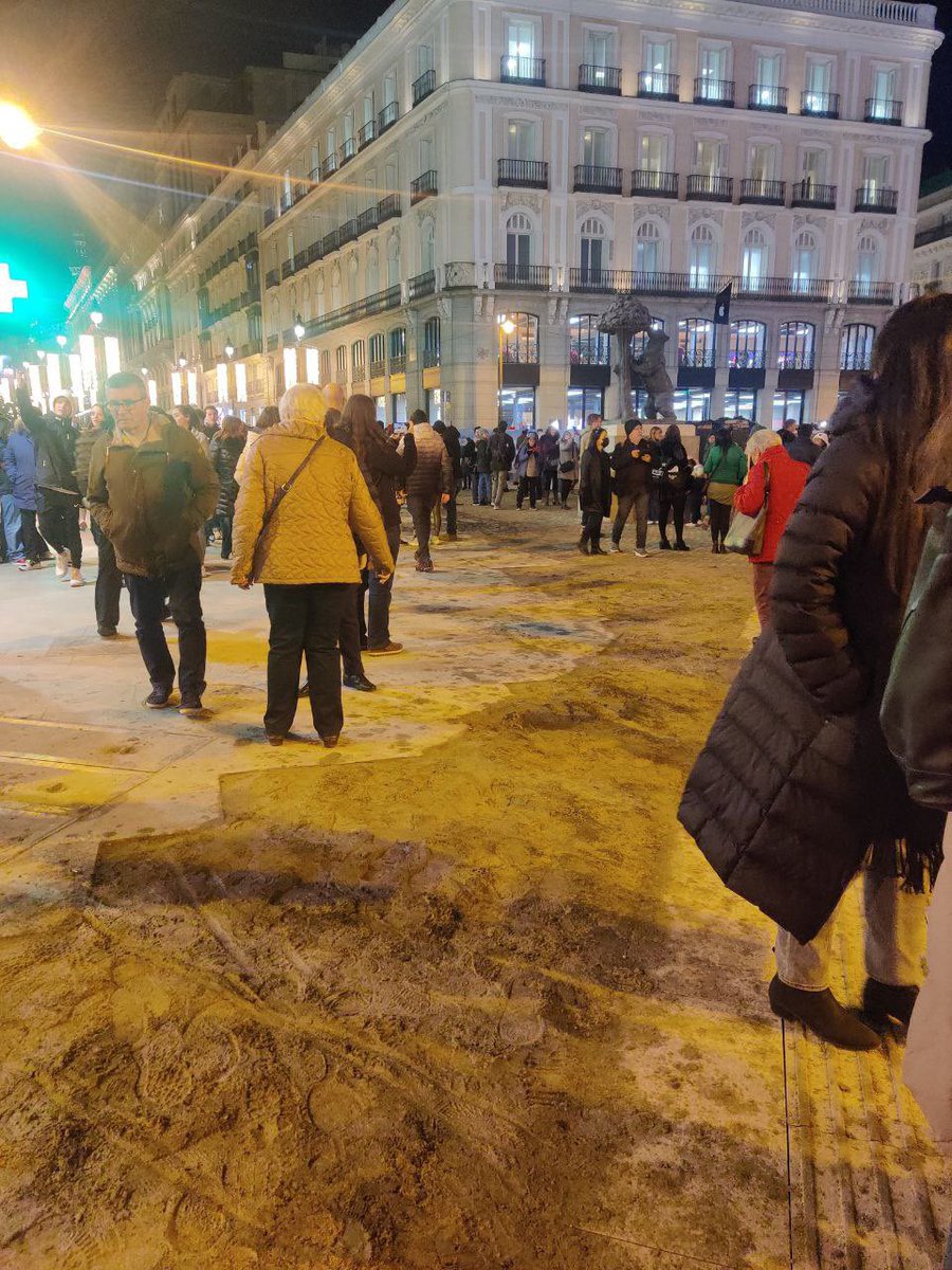 Rita_Maestre's tweet photo. Almeida dice que las quejas de Sol son mentira, que es todo invento mío por vivir en las redes sociales. Quizás sea lo contrario, que al alcalde de Madrid le falta calle y, en este caso, pisar cemento, barro, esquivar la basura y enfrentarse a sus chapuzas. https://t.co/2nT5Z0IUba