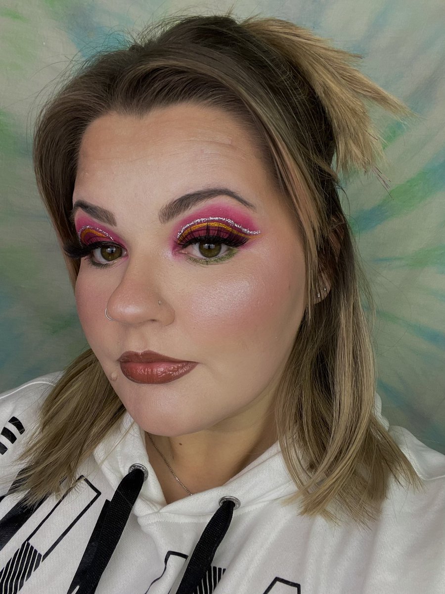 glambycat's tweet photo. Another lil Christmas vibey look 🥰
#makeup #christmas #christmasmakeup
Eyes: @JeffreeStar @Glamierre
Face: @TooFaced @tartecosmetics @ColourPopCo @ABHcosmetics
Highlight: @OFRACosmetics
Lips: @ColourPopCo @BuxomCosmetics 
Brows: @HourglassMakeup https://t.co/h2BCPl26aS
