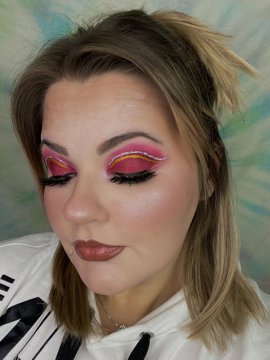 glambycat's tweet photo. Another lil Christmas vibey look 🥰
#makeup #christmas #christmasmakeup
Eyes: @JeffreeStar @Glamierre
Face: @TooFaced @tartecosmetics @ColourPopCo @ABHcosmetics
Highlight: @OFRACosmetics
Lips: @ColourPopCo @BuxomCosmetics 
Brows: @HourglassMakeup https://t.co/h2BCPl26aS