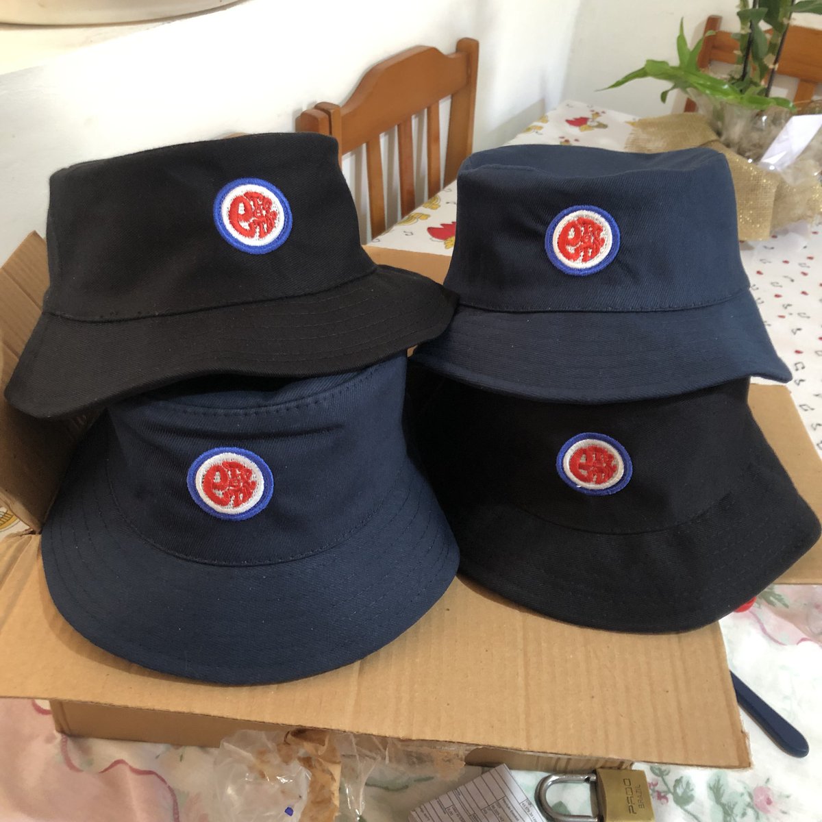 etcetalpf's tweet photo. As cria do britpop … chegaram os Bucket Hat da Etc e Tal 💙🤍❤️ https://t.co/4CRx40sjF6