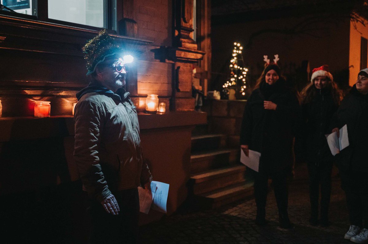 ideenguthbs's tweet photo. Ganz schön lebendig unser #Adventskalender mit Badeschaum am Tannenbaum, Tuba und Geige am Feuerchen - wir waren mit unseren Besuchern weithin zu hören 🎶 https://t.co/PaZsrAAnrd