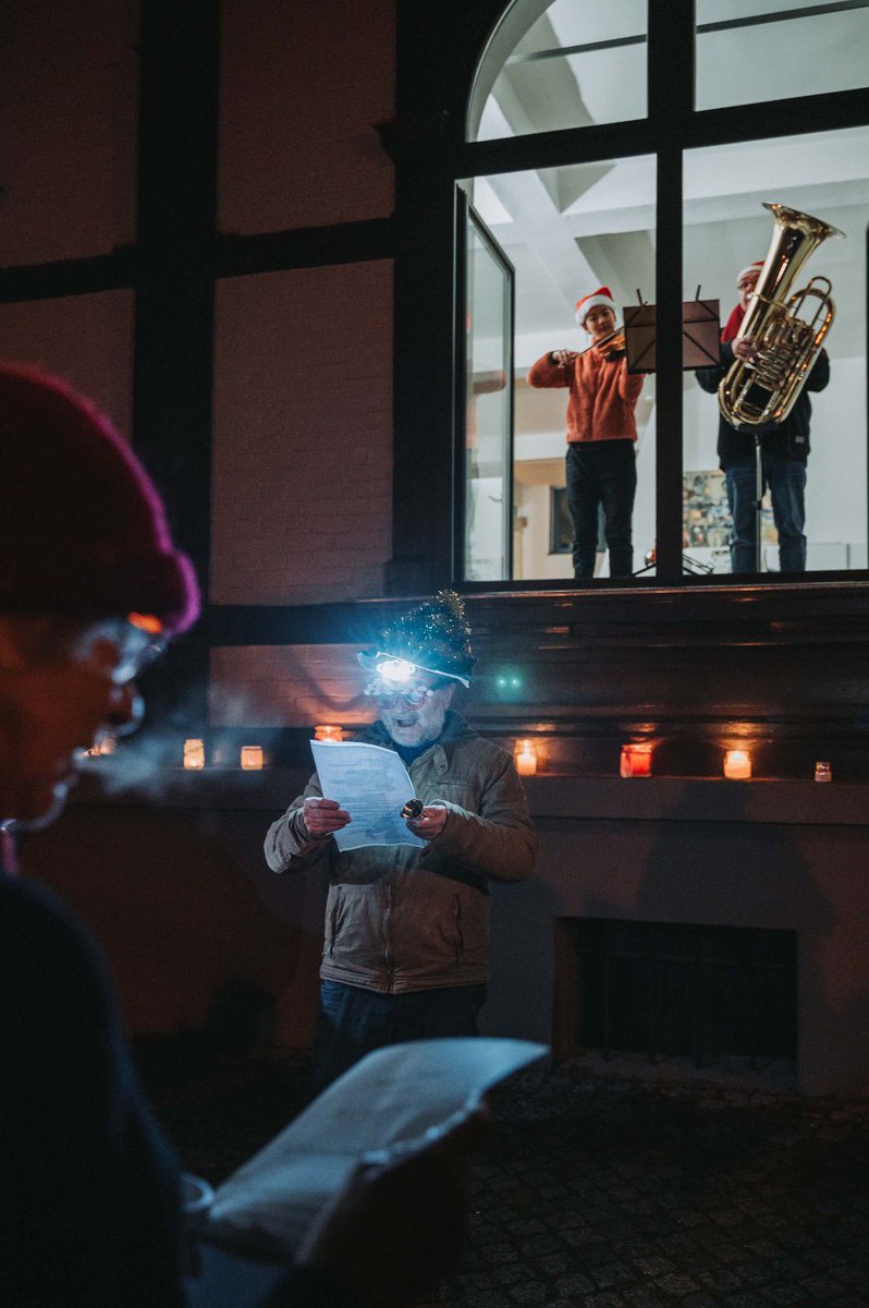 ideenguthbs's tweet photo. Ganz schön lebendig unser #Adventskalender mit Badeschaum am Tannenbaum, Tuba und Geige am Feuerchen - wir waren mit unseren Besuchern weithin zu hören 🎶 https://t.co/PaZsrAAnrd