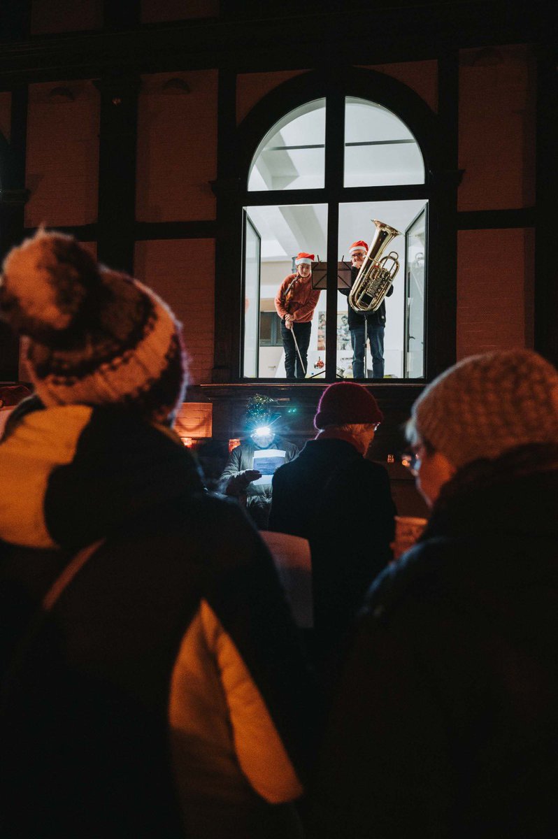 ideenguthbs's tweet photo. Ganz schön lebendig unser #Adventskalender mit Badeschaum am Tannenbaum, Tuba und Geige am Feuerchen - wir waren mit unseren Besuchern weithin zu hören 🎶 https://t.co/PaZsrAAnrd