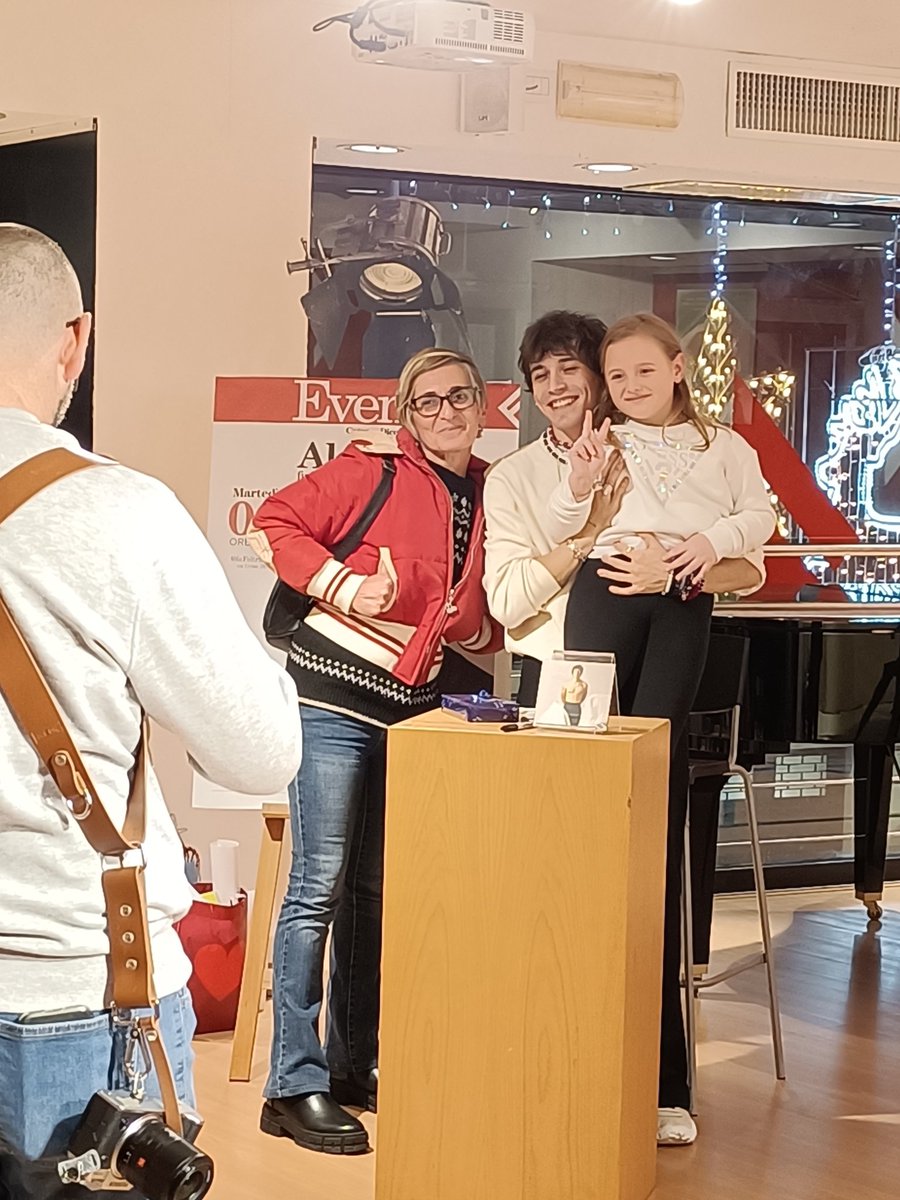 TTermini5's tweet image. Grazie @imalexwyse ...sei sempre stradolce...spero che potrai portare il nostro pacchetto con te..e soprattutto che tu possa scrivere ancora e tanto sul tuo quaderno..
Ti vogliamo bene❤️