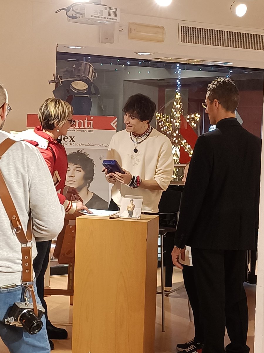 TTermini5's tweet image. Grazie @imalexwyse ...sei sempre stradolce...spero che potrai portare il nostro pacchetto con te..e soprattutto che tu possa scrivere ancora e tanto sul tuo quaderno..
Ti vogliamo bene❤️