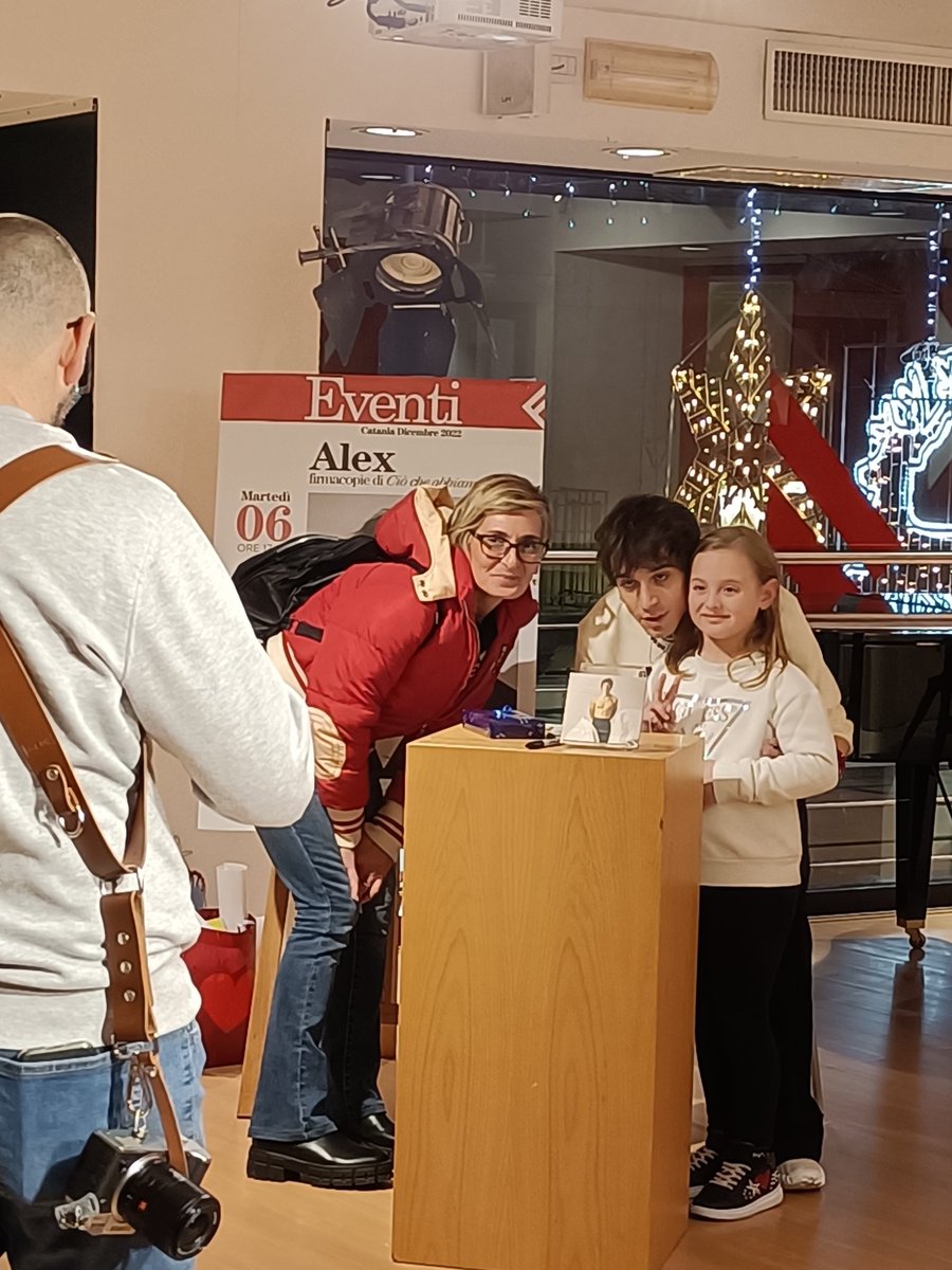 TTermini5's tweet image. Grazie @imalexwyse ...sei sempre stradolce...spero che potrai portare il nostro pacchetto con te..e soprattutto che tu possa scrivere ancora e tanto sul tuo quaderno..
Ti vogliamo bene❤️