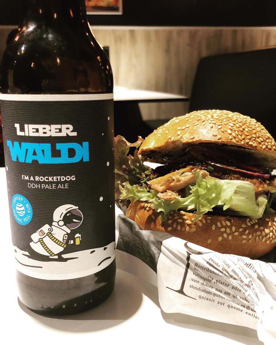 gummibierchen's tweet image. #PulledPorkBurger im #hotspotSDL &amp;amp; #IamaRocketdog #DDHpaleale @ #LieberWaldi 🍺#BierausKöln #lieberwaldibeer #burgerbeer #burgerbier #beerburger #pulledpork #beerdog #dogbeer #hundebier #spaceboy #spacedog #spacedogs #abendbier #foodandbeverage #foodandbeer #beerpairing #beerware