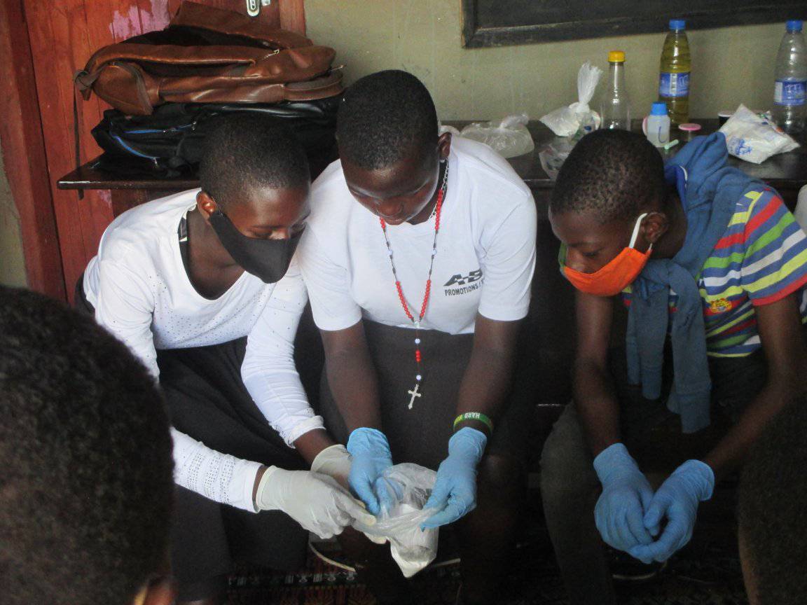 Unity15Strength's tweet image. One of the projects for the KAASO Development Association is already underway! Here are some staff and students from KAASO visiting a local training centre to learn how to make bar soap, liquid soap, shampoo, and chalk for the school blackboards 👍