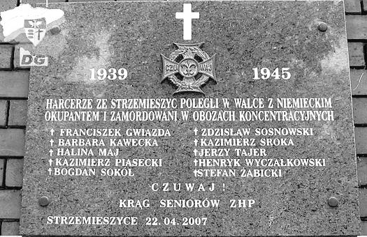 TomFromKatowice's tweet photo. My name is Barbara Kawecka🇵🇱, 
a scout from Strzemieszyce.
I was born on Dec.6️⃣, 1916.
I was murdered by #Germans in their #death camp #Auschwitz on Feb. 22, 1943 at the age of2️⃣6️⃣only because I was a #Pole.
I survived 2️⃣5️⃣ days.
Please,#NeverForget me!
#NeverAgain #genocide 
1/3 https://t.co/cA1Qc75WN0