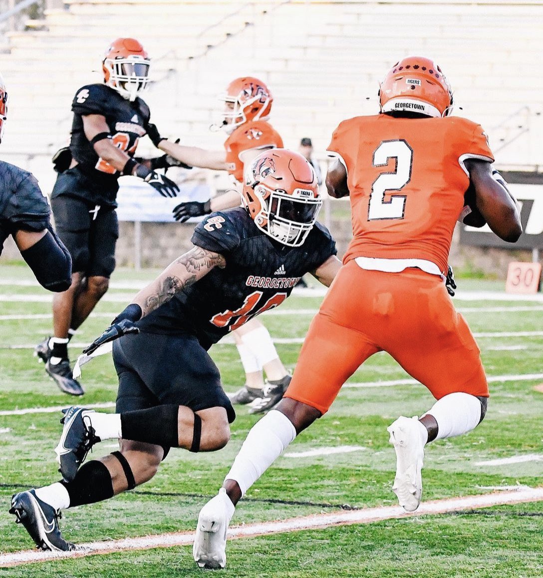 StarksKaden's tweet photo. After a great talk with @CoachDamGC I’m excited to say I have received a offer from Georgetown College! @LBCoachRogers @BHSfootball4 https://t.co/N7QQo4ciyJ