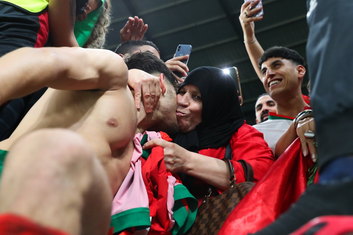 fifaworldcup_ar's tweet photo. والدة عبد الصمد الزلزولي أيضًا كانت في مدرجات استاد المدينة التعليمية 🇲🇦❤️ https://t.co/Z4uqSfljgQ