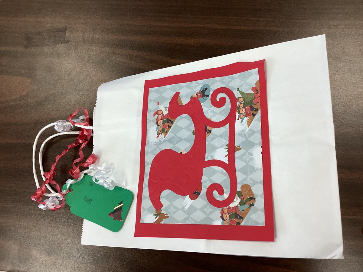 LaraELong2's tweet photo. @FCHS_WAT students with @SJVteach have designed and made holiday bags.  You can purchase them at @FallsChurchHS during school hours in room 120.  Bags are in limited supply, and cost $2-3 each.  Gift card holders are $1 for 4. @FCPS_CTS @ATS_FCPS https://t.co/hNDVibPLuj