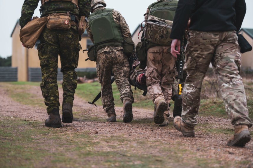 CanadianArmy's tweet image. Today is Ukrainian Armed Forces Day. 

@CanadianArmy is proud to support training for the men and women standing up to defend their nation against Russian aggression. 

We #StandWithUkraine