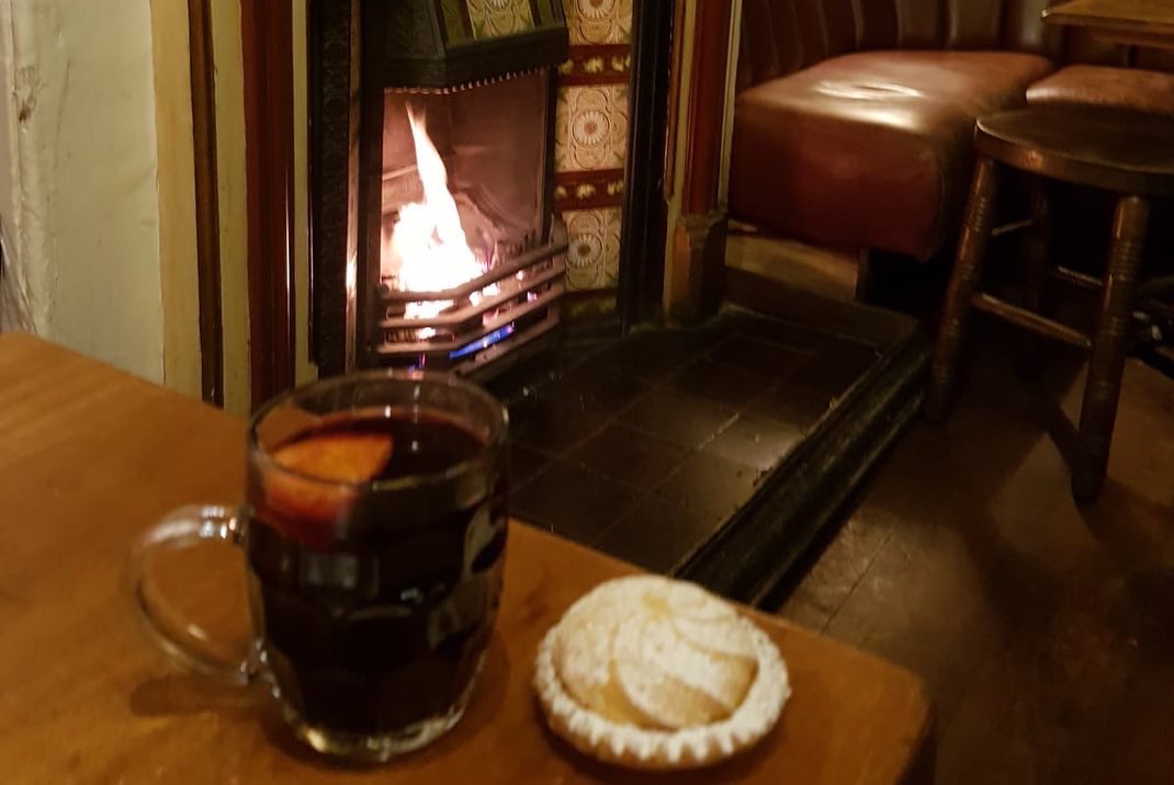 🎶It’s beginning to look a lot like Christmas…🎶 The fires are roasting and the mulled wine is hot, come and get cosy!