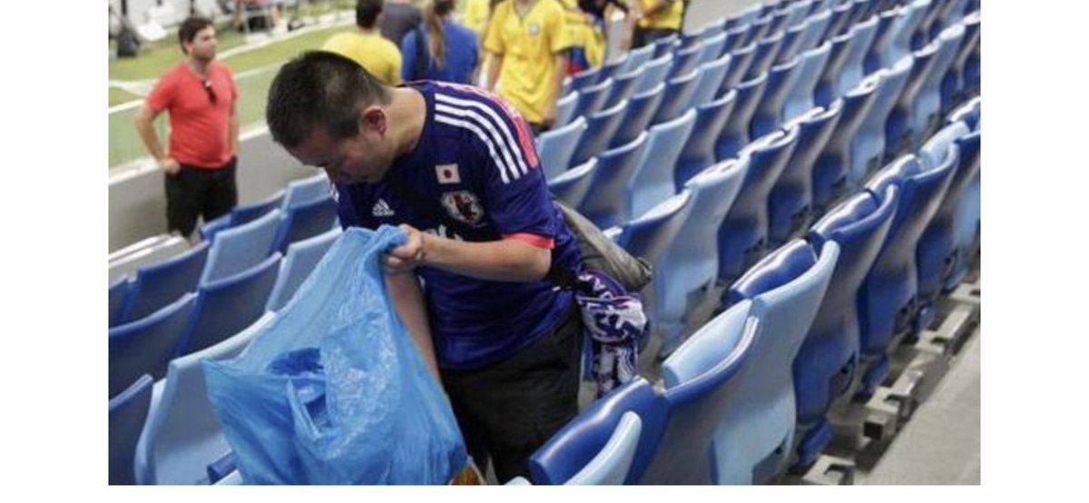 Başkalarının maçlarında bile çöpleri toplayan Japon taraftara nedenini soruyorlar. Cevap: biz arkamızda asla çöp bırakmayız !