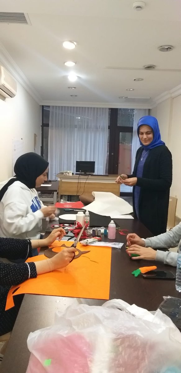AntalyaKYGM's tweet photo. Keçe parçaları kızlarımızın elinde şekilleniyor ve sanata dönüşüyor.
Alanya Terken Hatun Yurdumuzda,eğitmen Azime Güven tarafından verilen keçe yapımı kursumuz başladı.
#KYKAkademi https://t.co/xynjGgvruR