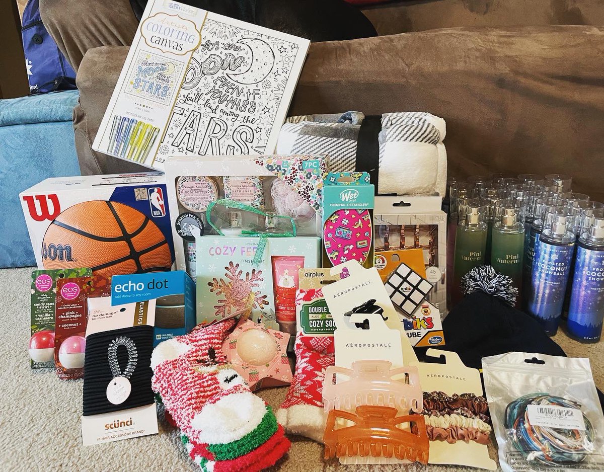 ctikkanen3's tweet photo. highlighting the Saline Dance Team. This team paired up with Michigan Foster Closet and sponsored 2 children for holiday gifts &amp; stockings. They also donated items to help stock the teen room that allows siblings to shop for each other. https://t.co/DwgCx9a4ps