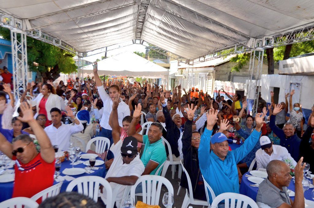 GreyPrezDaz1's tweet photo. En un ambiente cargado de emoción celebramos el lanzamiento de "Primero Tú Navidad " donde el Gobierno Dominicano llevará programas sociales a la población para que disfruten las fiestas navideñas. Gracias pte @luisabinader por llevar esperanza a tantas familias dominicanas. https://t.co/wms3lCirHh