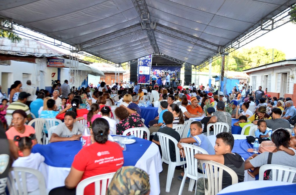 GreyPrezDaz1's tweet photo. En un ambiente cargado de emoción celebramos el lanzamiento de "Primero Tú Navidad " donde el Gobierno Dominicano llevará programas sociales a la población para que disfruten las fiestas navideñas. Gracias pte @luisabinader por llevar esperanza a tantas familias dominicanas. https://t.co/wms3lCirHh