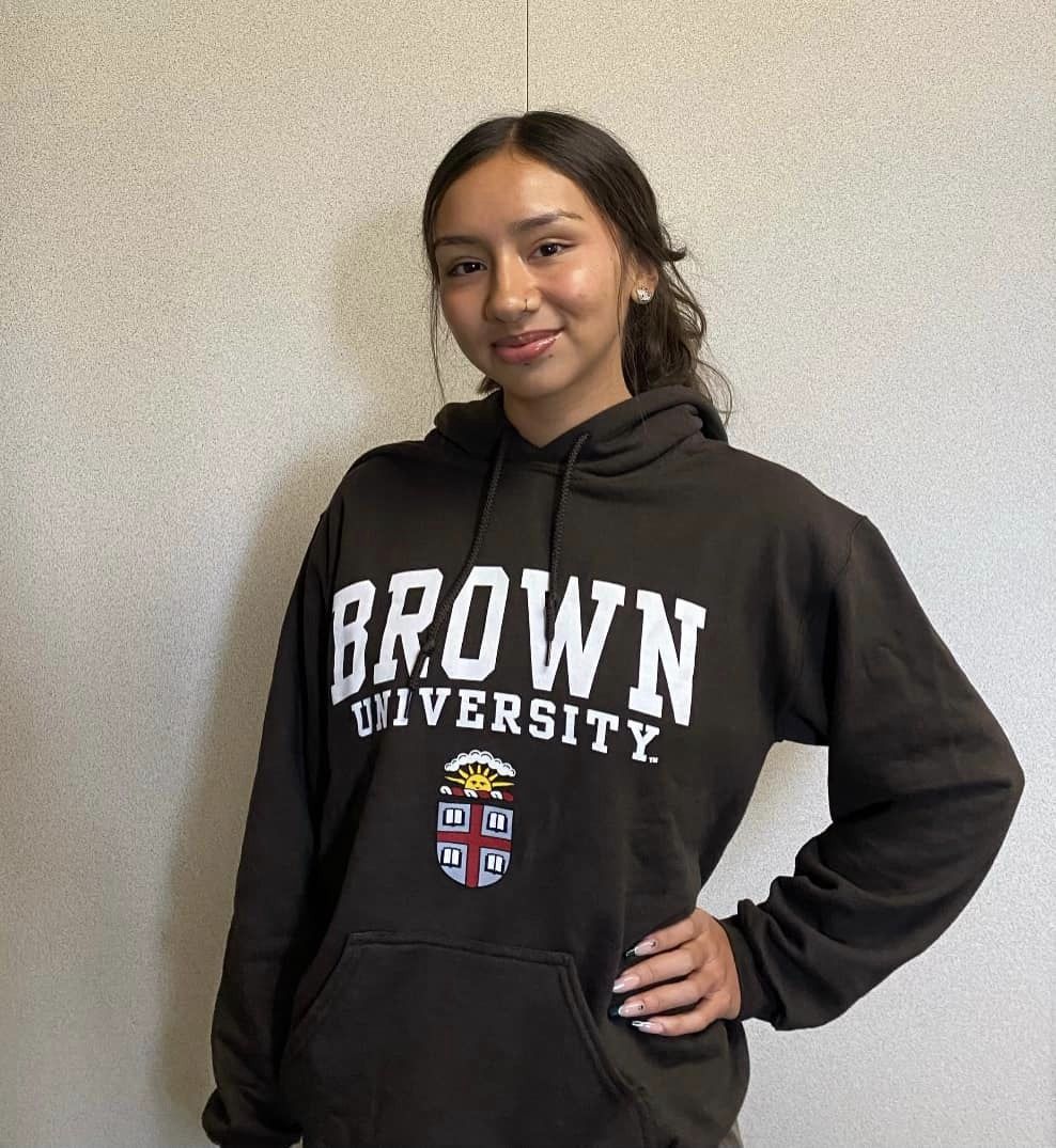 🎓Carla de Leon, a student at Coachella Valley High School, received a full-ride scholarship to Brown University through the Quest National Scholarship. Please help us congratulate this amazing accomplishment! 
<a href="/BrownUniversity/">Brown University</a> <a href="/QuestBridge/">QuestBridge</a> <a href="/edchatter/">Luis Valentino</a> @DrParedesEdServ <a href="/RCOE/">RivCo Office of Education</a>