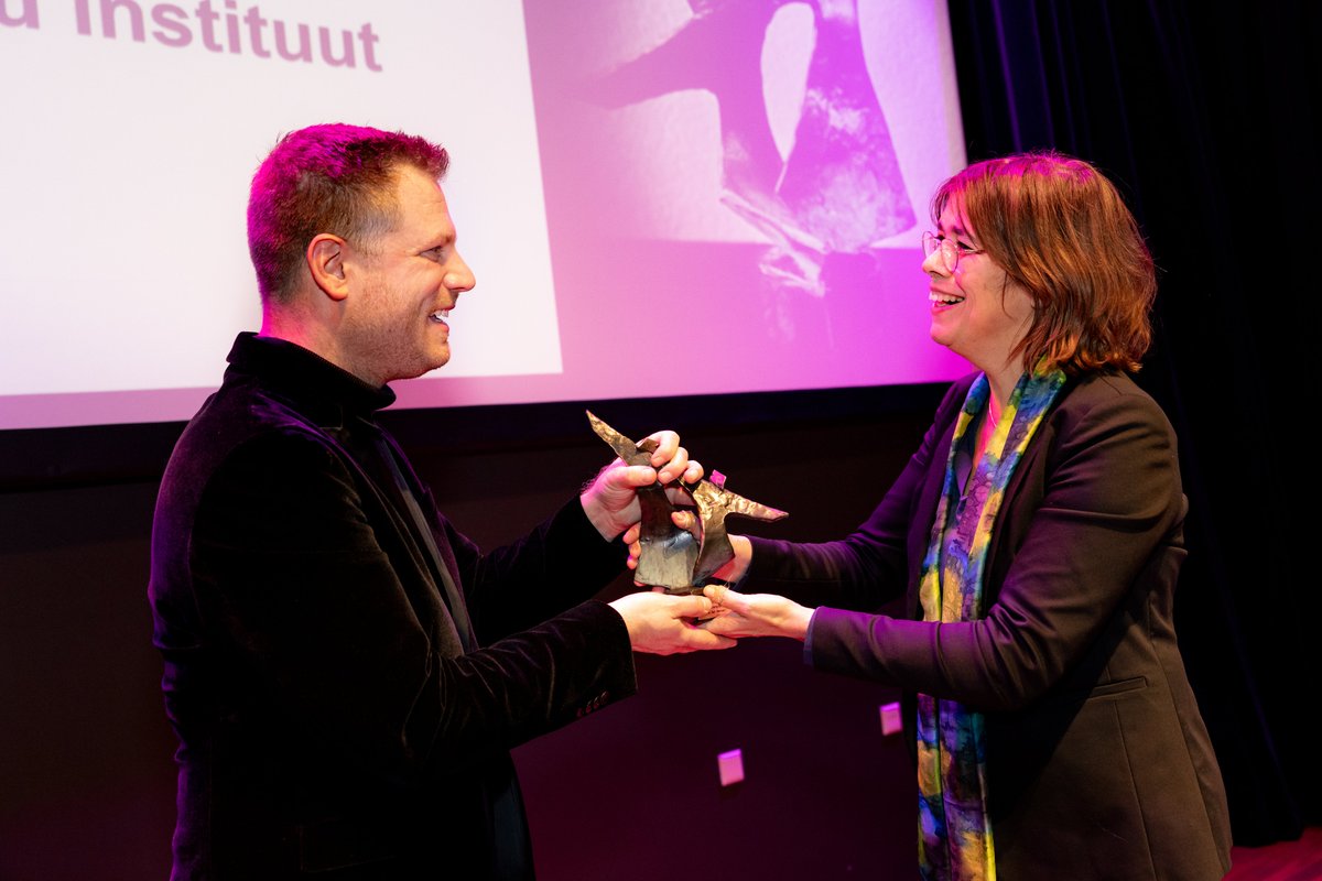 Bart Wernaart van Fontys Hogeschool is de winnaar van de eerste Melanie Petersprijs van het Rathenau Instituut. Dinsdagavond kreeg hij de prijs overhandigd van juryvoorzitter Daan Roovers in TivoliVredenburg.  @BFWWernaart  <a href="/Fontys/">Fontys</a> <a href="/daanroovers/">Daan Roovers</a> 
rathenau.nl/nl/bart-wernaa…