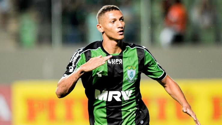 espacodabola_'s tweet photo. Muito se conecta o Richarlison com o Fluminense aqui no Brasil como quem o revelou. Mas quem revelou o 9 da seleção para o futebol profissional foi o América-MG em 2015. Antes disso ele fez base no Real Noroeste. https://t.co/AWWEZ39897