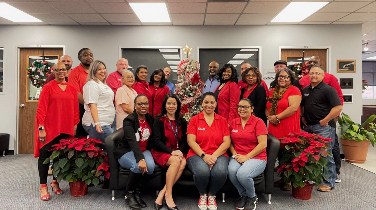 DISDFacilities's tweet photo. Sending some holiday spirit from our MFS family to yours!❤️💚#HappyHolidays2022 #MFSteam @dallasschools @TeamDallasISD @DISDSubs https://t.co/3Ssl4TgizG