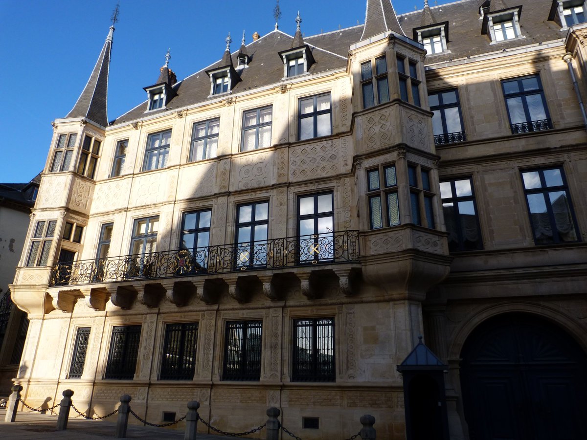 GaetanFinot38's tweet photo. #concourspatrimoine5 dernier match du jour, en principe
Tour 1 
Catégorie 4 : duel de palais de cousins régnants
Palais grand-ducal de Luxembourg-ville (Luxembourg)
Palais royal de Madrid (Espagne) 
#ESPLUX 
@BulsaMarie @isias105 @LilGirlBlueugz @BourbonStShots @mhdu35 @ez_lda https://t.co/pMLh8zrz5U