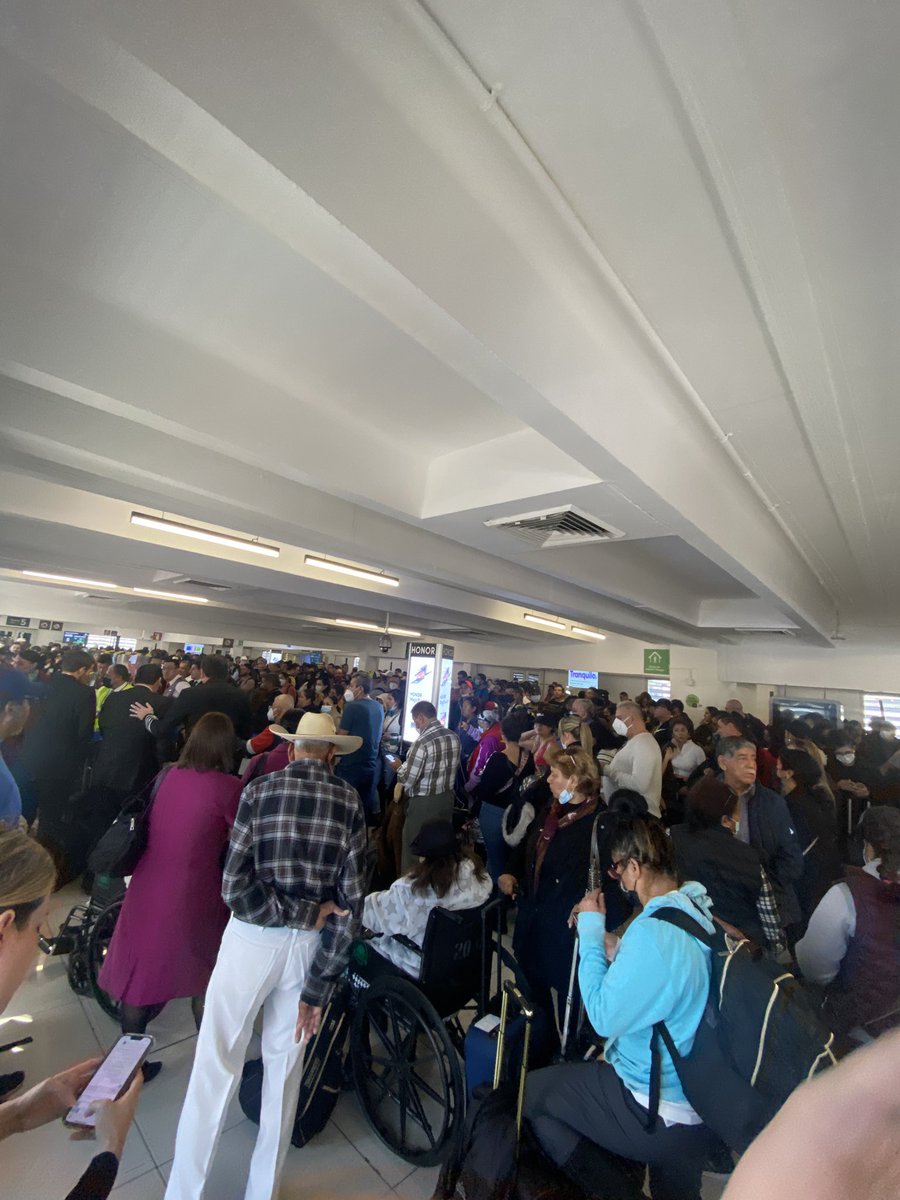 FabiolaVe97's tweet photo. En este momento en el @AICM_mx: tres vuelos, retrasados y de diferentes aerolíneas intentando abordar por la misma puerta. https://t.co/eohJCSW2hC