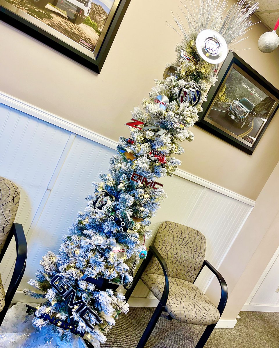 stoopsauto's tweet image. Our #BodyShop has their #ChristmasTree up now. Take a close look at the decorations!

#DrivenToBeTheBest #BodyshopChristmastree #dealershipchristmastree #ChristmasTreeCarEmblems
#ChristmasTreeForTheAutoIndustry