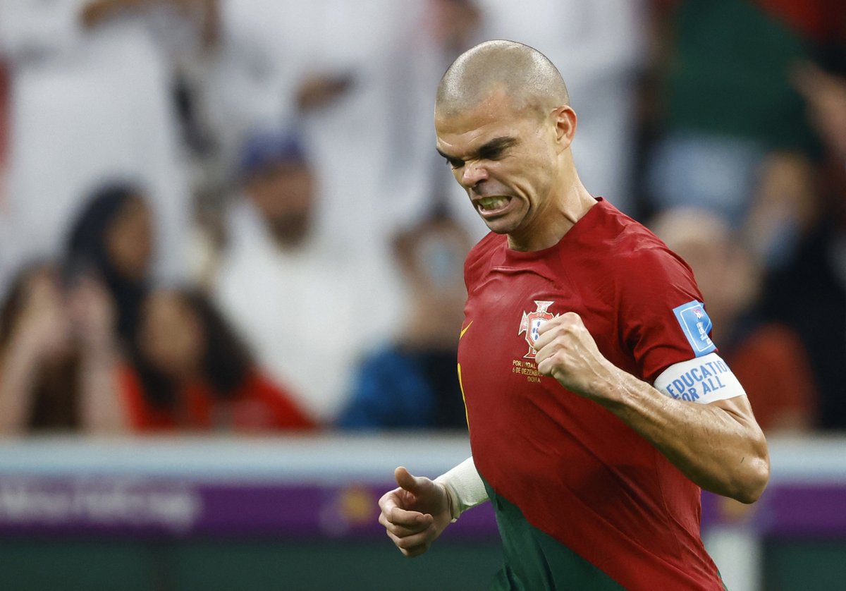 elchiringuitotv's tweet photo. 👏 En febrero cumple 40 años. Acaba de marcar el 2-0 de Portugal en octavos de final de un Mundial.

🇵🇹 Eterno, Pepe. https://t.co/CuQShhF17D