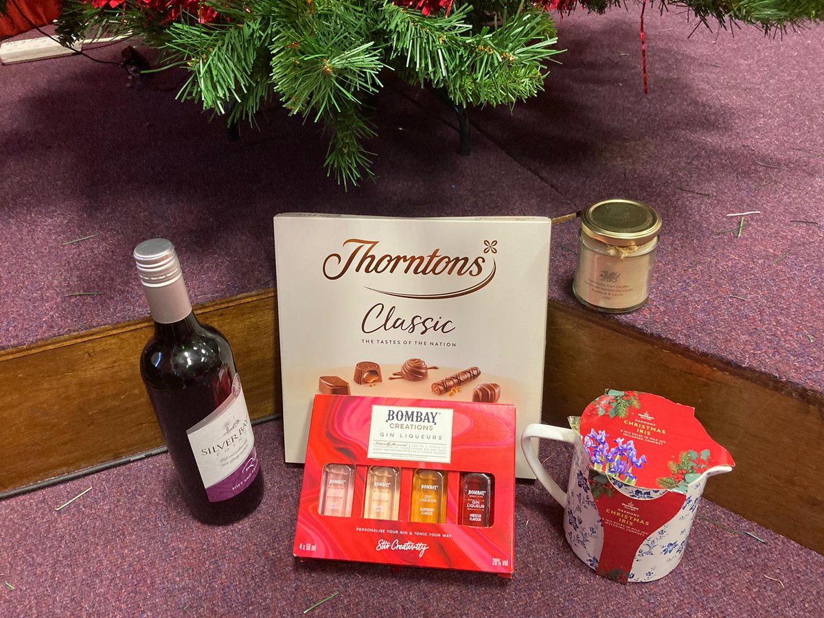 cyfeillion's tweet photo. 🌟FESTIVE RAFFLE🎄
Tickets £1 each via Cyfeillion Ysgol Tryfan PayPal sg@tryfan.gwynedd.sch.uk. ‘Friends &amp; Family’ option. Winners chosen last week of term.
Thanks for the prizes - Oren Foods (voucher), Roberts Felinheli (turkey), Tesco Bangor, cake by @elinmwj and lots more!🎅 https://t.co/X9IV2M1SQz