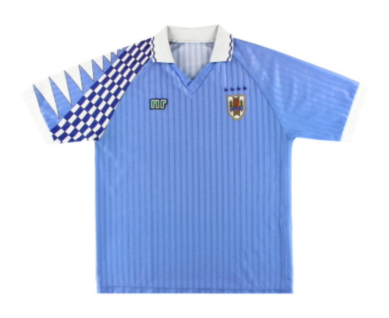 finidi007's tweet image. is begonnen komt hier een draadje de komende dagen met mijn top 10 favoriete landen shirts allertijden. Als jullie bijdragen willen leveren, be my guest. Het zou zo maar kunnen dat dit een categorie gaat worden bij veel animo
#worldcupkits 

Hier alvast mijn nummer 10
Uruguay 92