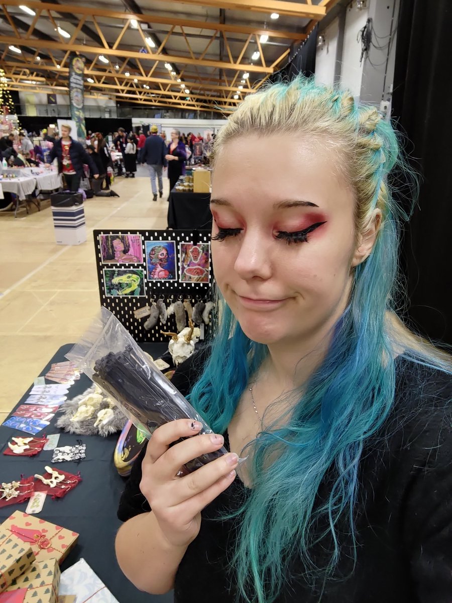 NiaZooN's tweet photo. When you do a market but things dont work, do a artist friend lets you use their zipties <3 https://t.co/omegETMPeG
