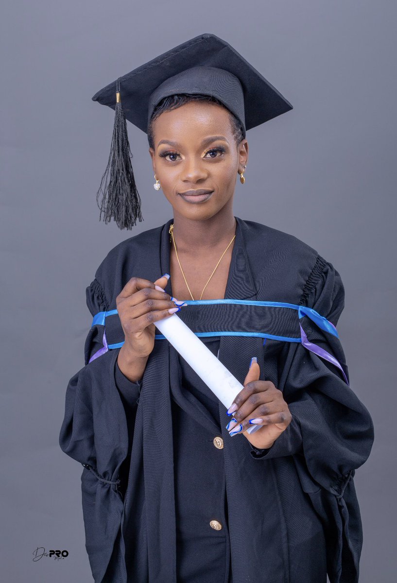 nkosncube's tweet photo. A whole Advocate and multimedia multimedia graduate👩🏾‍🎓…Thank you Lord . #ClassOf2022 #Graduate #ForWomenAndGirls @ShamwariyeMwana @InfoGecci @WomenSpaceZim1 @womensvoicezw @ActionAidZim @womandlaorg @NhimbeYouth https://t.co/3SiWjENjwQ