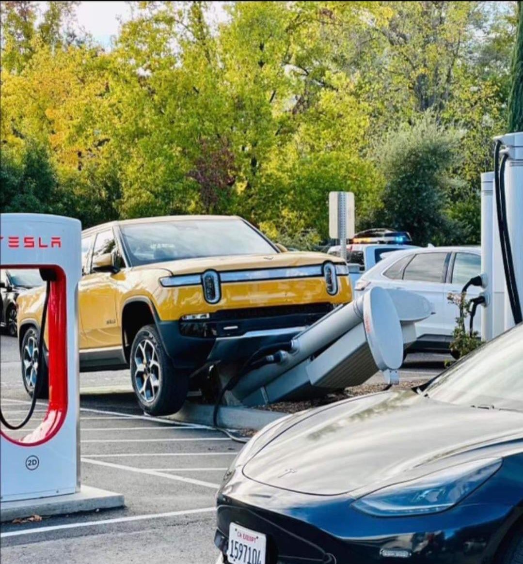 wholemars's tweet photo. Opening up the Supercharger network was a mistake https://t.co/jQIEPHP3KZ