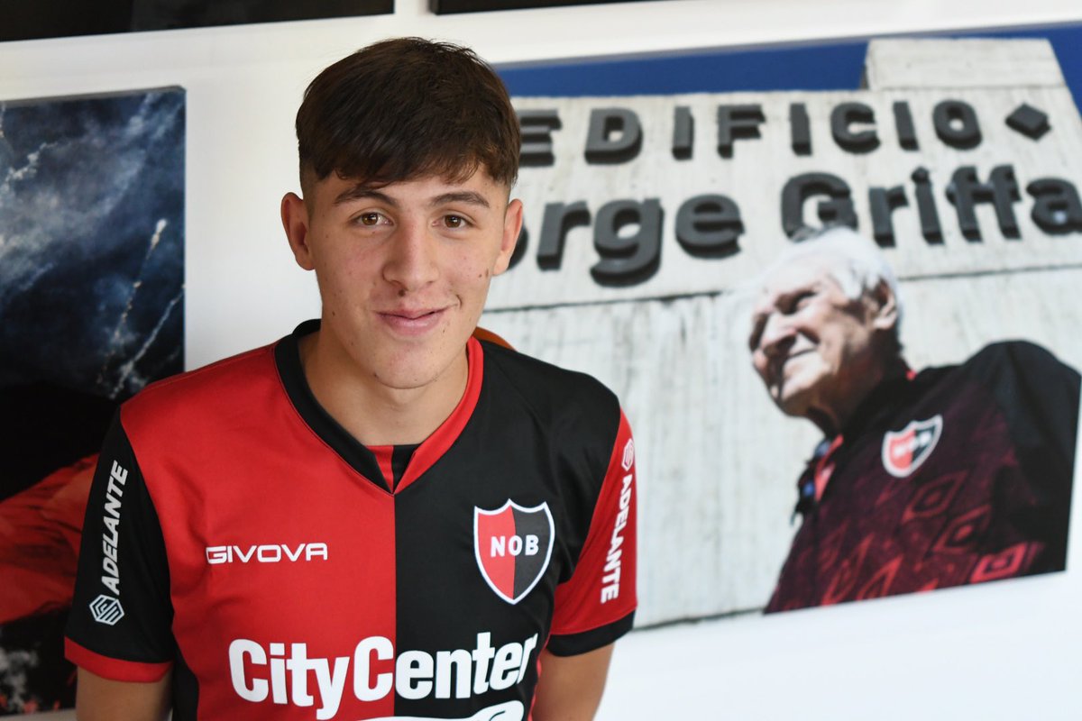 Newells's tweet photo. Francisco Scarpeccio se convirtió en profesional

🖋️ El delantero de la séptima división firmó su primer contrato 📝 https://t.co/oUvp3yF8J4

¡Felicitaciones! 👏🏼 https://t.co/PsCtRE6bbU