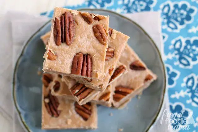 With just 3 simple ingredients, this buttery & rich #CookieButter Pecan Fudge is going to quickly become your new go-to holiday #fudgerecipe . Get the #recipe at>> bit.ly/2KIXAD3 #Biscoff #fudge #dessert #holidayrecipe