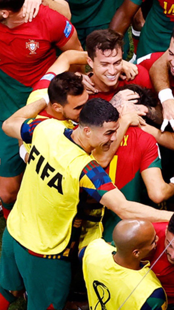 TheCoachkh's tweet photo. البرتغال بأكملها مدينه لكريستيانو ..

ذاكرة البعض قصيرة ، رونالدو هو من أظهر البرتغال للعالم ، البرتغال قبله منتخب عديم الطموح ..

جاء وحقق لهم بطولتين لم يكونوا يحلمون بها، هو هدافهم، هداف اليورو، هداف التاريخي للمنتخبات ..

لاعبين البرتغال يردون الان بعض من جمايل الدون https://t.co/st8SgnguLy