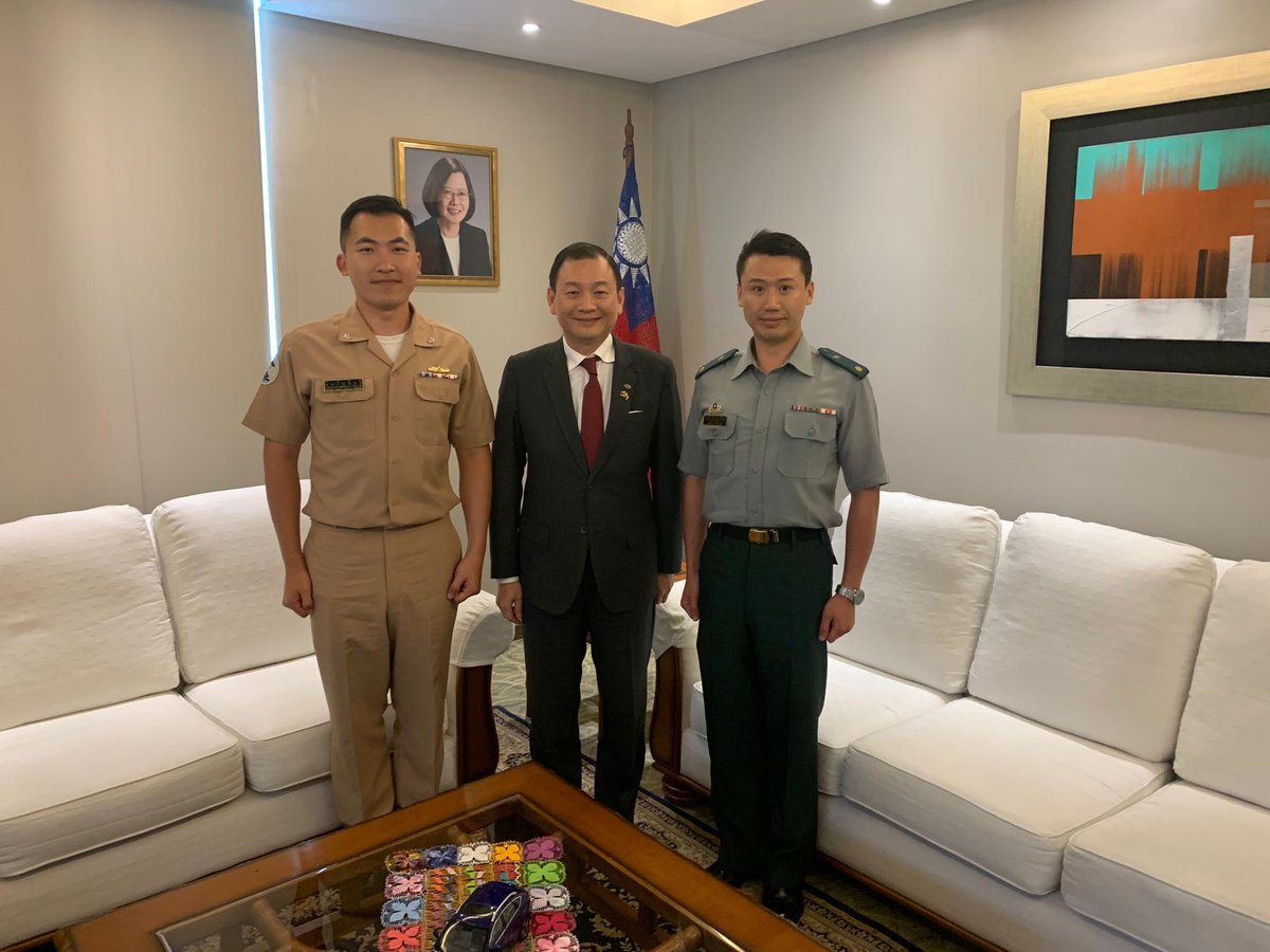 TW_Paraguay's tweet photo. El Emb. @TWambPY se reunió con el Mayor DEM Lin, Yu-Lung, y el Cap. C DEM Ji, Jing-Tao, cursantes de la #ECEME y la #ECEMA de @dicosoffmm y culminaron su estancia en 🇵🇾 exitosamente.
La experiencia vivida les servirá para seguir avanzando en sus deberes en 🇹🇼
¡Felicidades!👏🏻 https://t.co/Gq9MwqnkVI