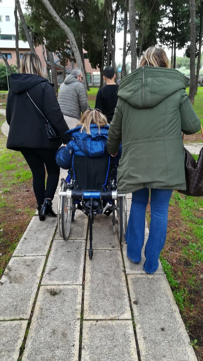 LisideTaranto's tweet photo. #GiornataInternazionaleDeiDirittiDellePersoneConDisabilità
Riflettere sull'importanza dell'abbattimento delle barriere architettoniche:  attività degli studenti e dei docenti delle #1AG e #2AG nei pressi dell’Istituto. @ComuneTaranto @RegionePuglia @MIsocialTW @G_Valditara https://t.co/rGdfsbO24m