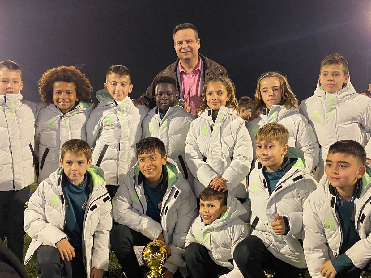 🏆 El Benjamí A, campió del Torneig Vila de Cambrils!!!

💪🏻 Victòria a la final davant la UE Cornellà

💙 Enhorabona, pericos!
#RCDE | #planterRCDE