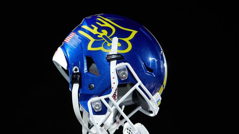 Lowushi2's tweet photo. #AGTG✝️ After A Great Talk With @CoachJKos I’m Blessed To Say I Have Received My First Offer From Limestone University ⚜️💛💙 @coachfurrey @CoachJMcKoy https://t.co/y8roKj6voK