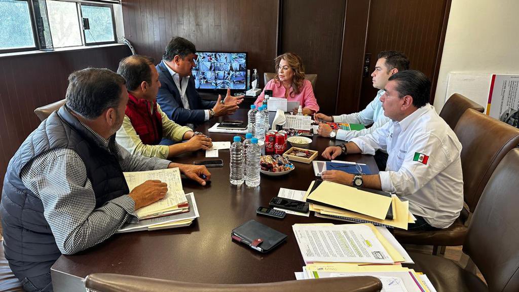 En reunión de trabajo para concretar los eventos que se llevarán a cabo este último mes del año